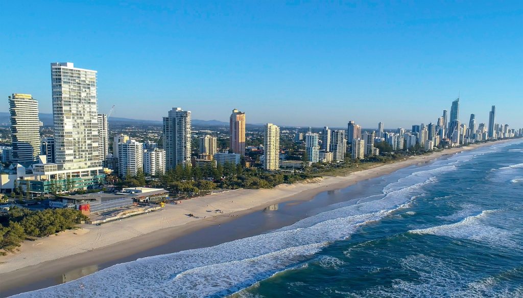 Vue aérienne d'une plage et de gratte-ciel