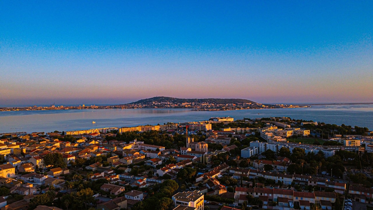 Vue aérienne d'une ville de bord de mer et d'une île